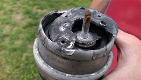 Symptoms of Bad Engine Mount (Motor Mount)